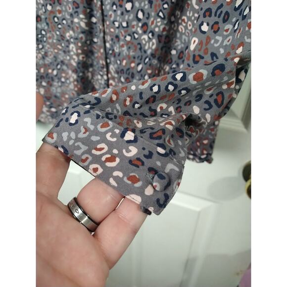 Boden Woman 8P Blouse Leopard Gray V Button Front Long Sleeve - Picture 6 of 11